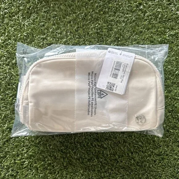 Everywhere Belt Bag 1L - Light Ivory - Picture 2 of 2